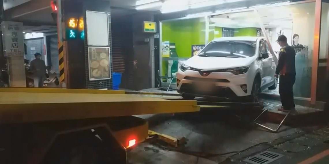 桃園十字路口車禍 休旅車遭撞失控進超商